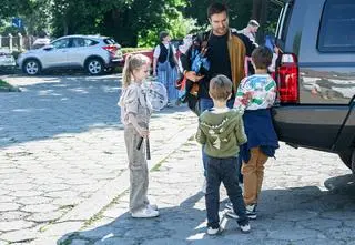 "Szpital św. Anny". Odc. 49. Marta ma stalkera? Kaśka zawalczyła o siebie z pomocą Maćka