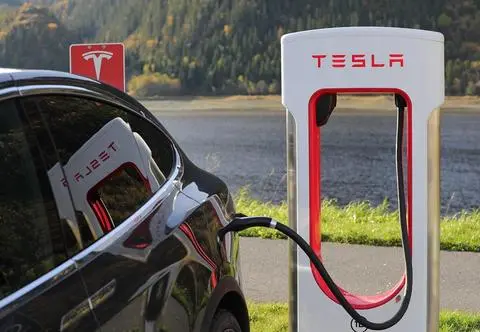 Tesla celuje w pełną produkcję baterii w Niemczech. Gigafabryka rośnie tuż przy Polsce
