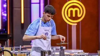 "MasterChef Nastolatki": Adrian doczekał się fanklubu na balkonie... Jego decyzja nie zaskoczyła uczestniczek [PRZED EMISJĄ W TV]