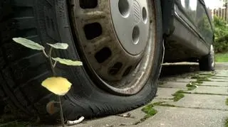 Koło samochodowe z przebitą oponą
