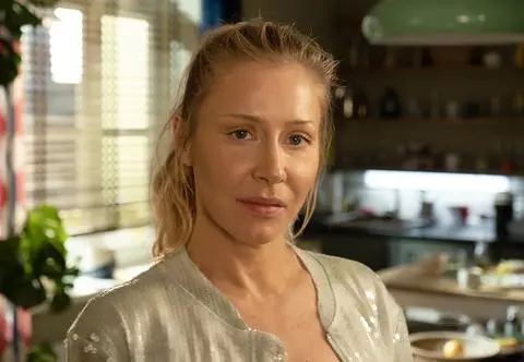 Kasia Warnke pokazuje komediowy talent. Jaka jest Wronka" z serialu "Klara"?