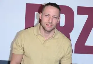 Konrad Eleryk o powrocie na plan "Pati" i najlepszych wspomnieniach z planu. "Codziennie kąpałem się w morzu" [TYLKO U NAS]