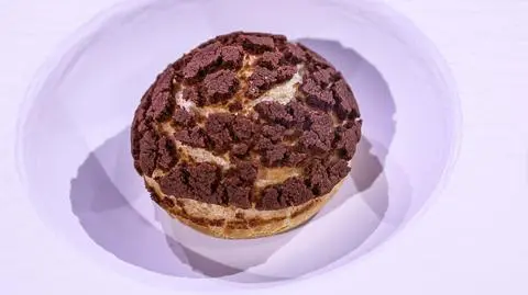 Sylwia Skłodowska: Lodowe ptysie chałwowe z kokosową skorupką i sosem rabarbarowo-czekoladowym