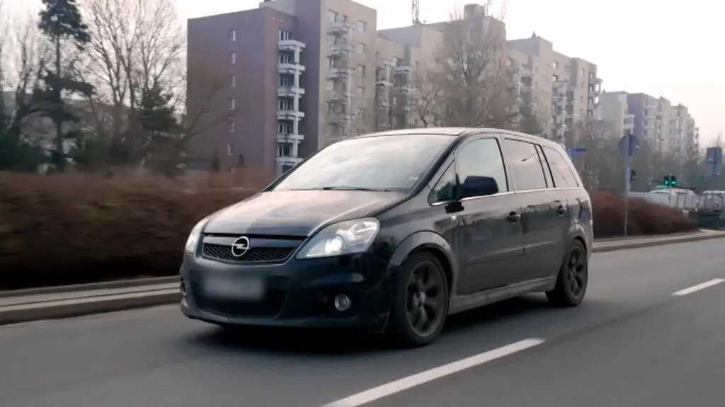 Samochód Opel Zafira B, na który zdecydował się Paweł Miszta
