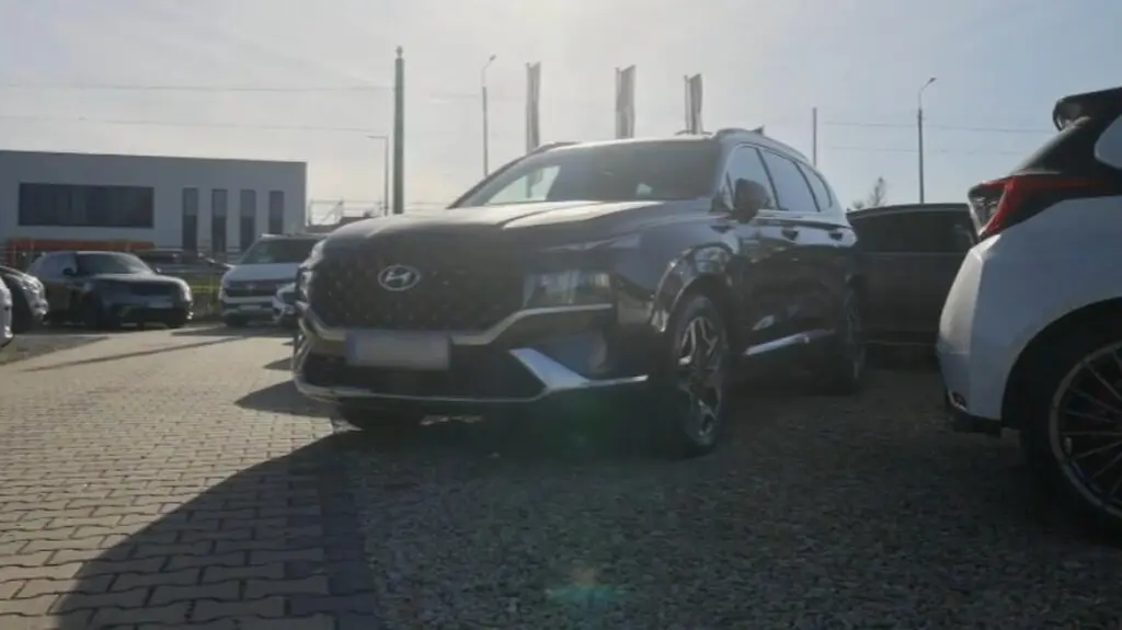 Mariusz zaprezentuje klientowi Hyundai'a Tucsona. 