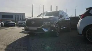 Mariusz zaprezentuje klientowi Hyundai'a Tucsona. 