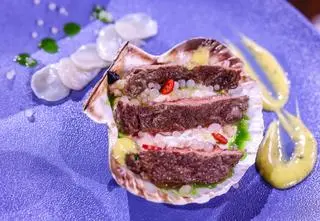 Alicja Trólka: Stek na musie z przegrzebków z krabem, oliwą pietruszkową, majonezem z zielonym pieprzem i kawiorem cytrusowym oraz ceviche z przegrzebka.zepis 