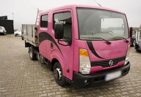 Zawodowi handlarze. Tesla X, Mazda CX-3 i różowa ciężarówka 