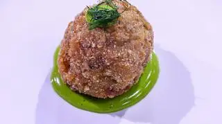 Polskie arancini z grzybami, boczkiem i majonezem koperkowym