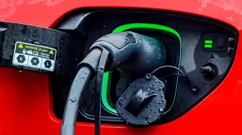 Ładowanie samochodu elektrycznego - zdjęcie ilustracyjne.