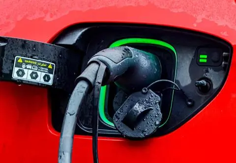 Latarnie zamiast stacji. Praga zmienia ulice w sieć ładowarek dla elektryków