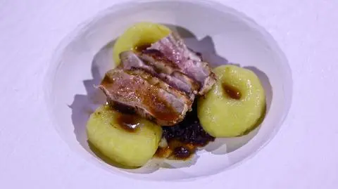 Michał Sidorowicz: Pierś z kaczki z sosem mandarynkowo-tymiankowym, kluskami śląskimi i czerwoną kapusta