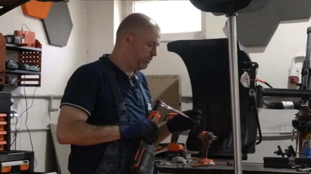 Przemek przygotowuje Toyotę Yaris do sprzedaży.