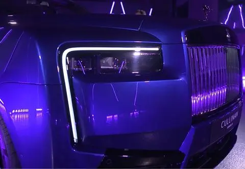 Rolls-Royce Cullinan. Z mniej niż 1,5 mln zł na koncie nie ma co otwierać drzwi do salonu Rollsa