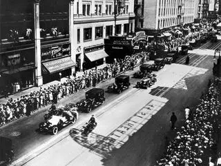 Tłumy na pogrzebie Rudolpha Valentino