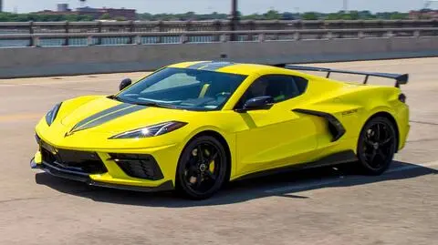 Chevrolet Corvette rozbity w Warszawie. Kierowca jechał pod prąd