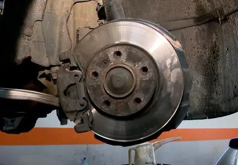 Młodzi kierowcy odczuwają stres podczas wizyty u mechaników