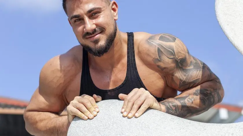 To on namiesza w "Hotelu Paradise 12"! Bartek Wierzbicki oficjalnie ujawniony w "Mówię Wam"