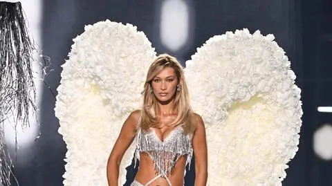 Bella Hadid na pokazie Victoria's Secret w październiku 2025 roku