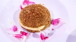 Ptysie z kremem patissiere, infuzowaną trawą cytrynową i liściami kafiru z praliną orzechową