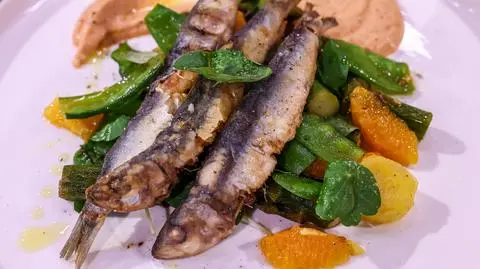 Eryk Mierzwa: Sardynki z bakłażanem i szparagami