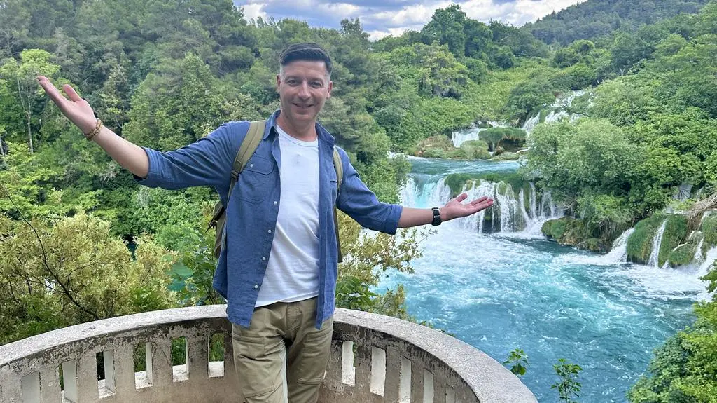 Michał Cessanis w Chorwacji nad wodospadem