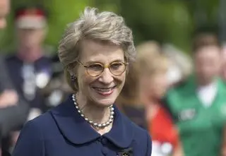 Jest "tajną bronią króla Karola III". Niezwykła Dunka na co dzień woli pozostawać w cieniu 