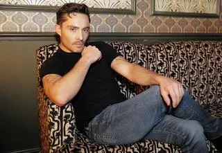 Niegdyś był bożyszczem nastolatek. Gwiazdor "Plotkary" dziś jest dumnym ojcem i mężem