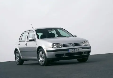 Te auta Polacy najczęściej złomowali w 2025 r. Golf i Astra na czele