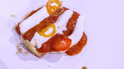 Wiktoria Nawara: Ciastko z dżemem pomidorowo- truskawkowym z waniliowa śmietana i pomidorkami w occie i wanilii.