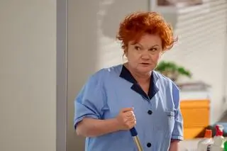 "Na Wspólnej". Salowa Józefa odkryje romans Dexa i Górskiej!