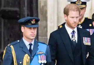 Książę William planuje swoją koronację. Harry'ego zaprosić nie zamierza. "Są w separacji"