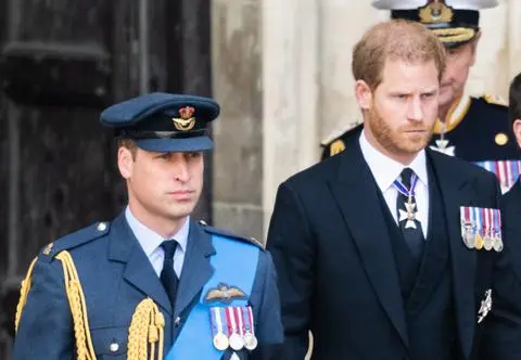 Książę William planuje swoją koronację. Harry'ego zaprosić nie zamierza. "Są w separacji"