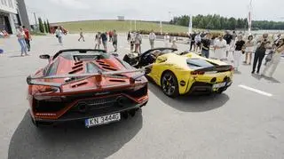 Lamborghini i Ferrari biorące udział w imprezie