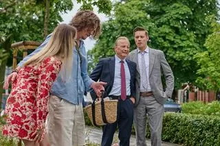 "Na Wspólnej" odc. 4113–4116. Kasia i Piotr w stanie upojenia alkoholowego napotykają Darka z ojcem