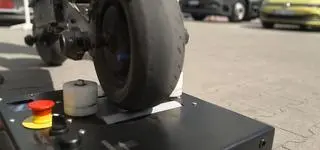 Czy znajdzie się bat na zbyt szybkie elektryczne hulajnogi?