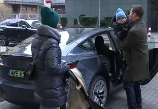 "Na Wspólnej" odc. 3990. Szok! Psychopata Alan okłamie Wiolę i porwie synka? Zobacz wideo