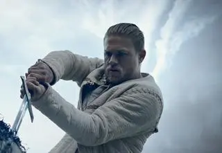 Rycerskie kino w gwiazdorskiej obsadzie. "Król Artur: Legenda miecza" w niedzielę w TVN