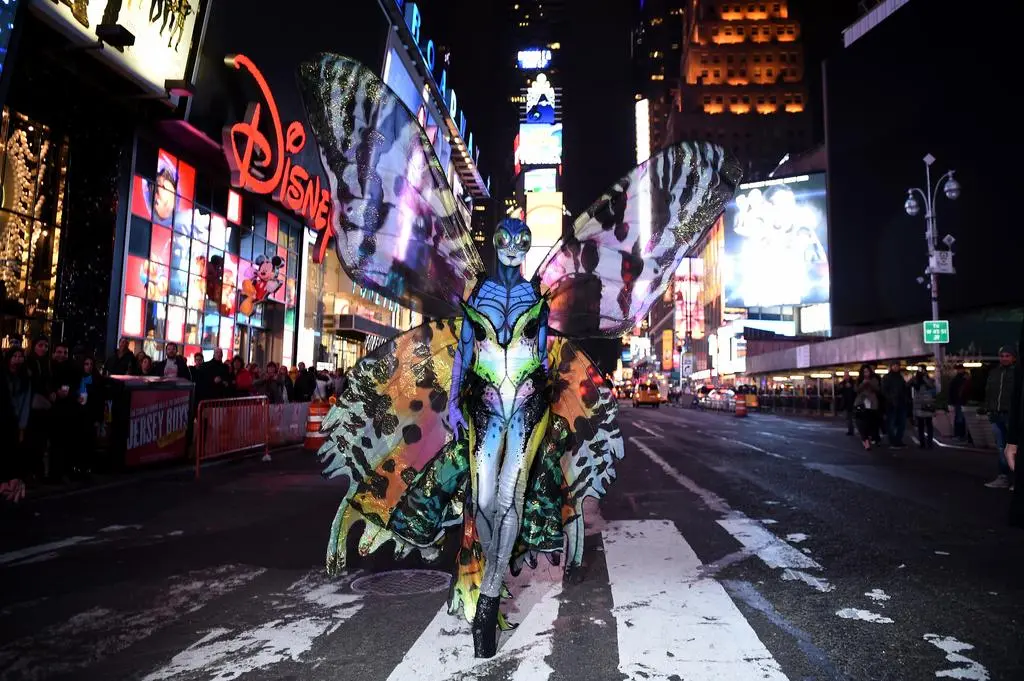Kostiumy Heidi Klum na Halloween: Kolorowy motyl