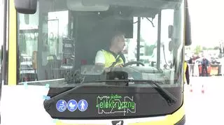 Kierowca autobusu za kierownicą.