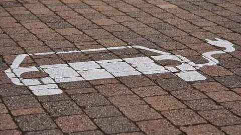 Ładowanie samochodu elektrycznego z krawężnika.