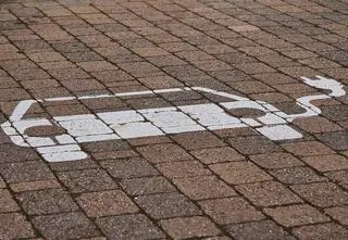 Ładowanie z krawężnika? Kolonia pokazuje, że to działa