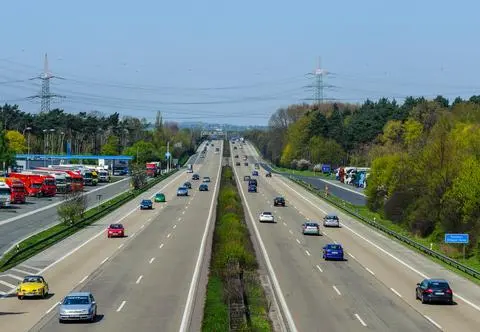 Auta spalinowe zostaną na dłużej? Europejska Partia Ludowa proponuje zmiany 