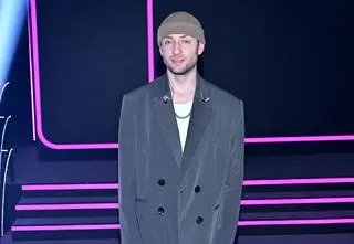 Kim jest Dominik Dudek — piosenki, partnerka, czy ma żonę, jak wygląda bez czapki