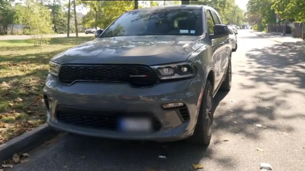 Przemek zdecyduje się na Dodge - amerykański SUV. 