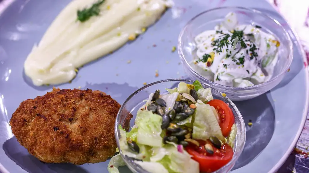 KOTLETY MIELONE Z PUREE ZIEMNIACZANYM, MIZERIĄ I SAŁATĄ