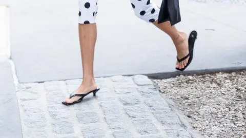 Te klapki podbijają Hollywood! Noszą je już Hailey Bieber i Miley Cyrus!