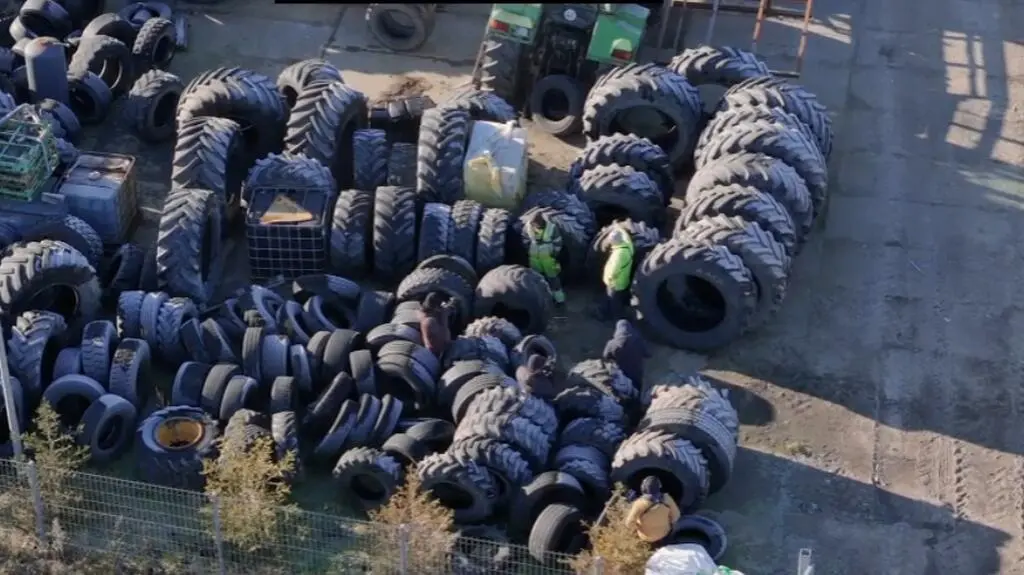 Mechanicy będą musieli wymienić uszkodzoną oponę w John Deere. 