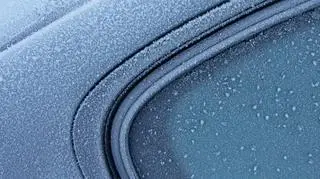 Szron na szybie samochodu