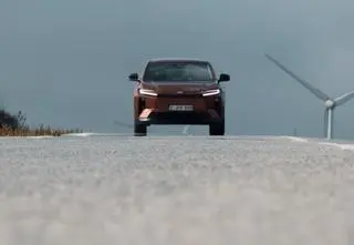 Toyota C-HR+ ma 343 KM i przyspiesza do 100 km/h w 5 sekund